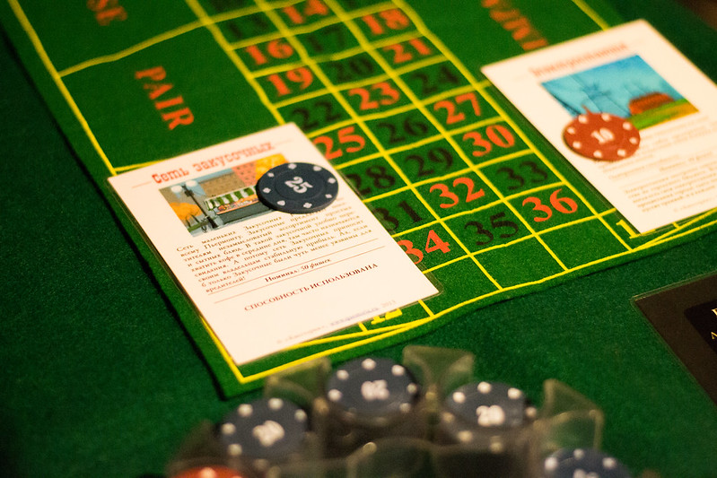 Ведущий развлекает гостей на корпоративе в Южно-Сахалинске