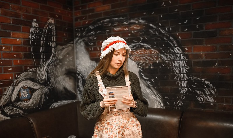 Выездные квесты на Международный женский день: организаторы проводят игру в школе Yuzhno-Sakhalinsk