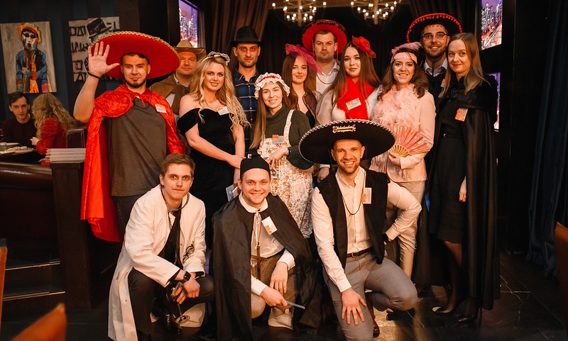 Корпоратив на Новый год в Yuzhno-Sakhalinsk — празднично украшенный банкетный зал