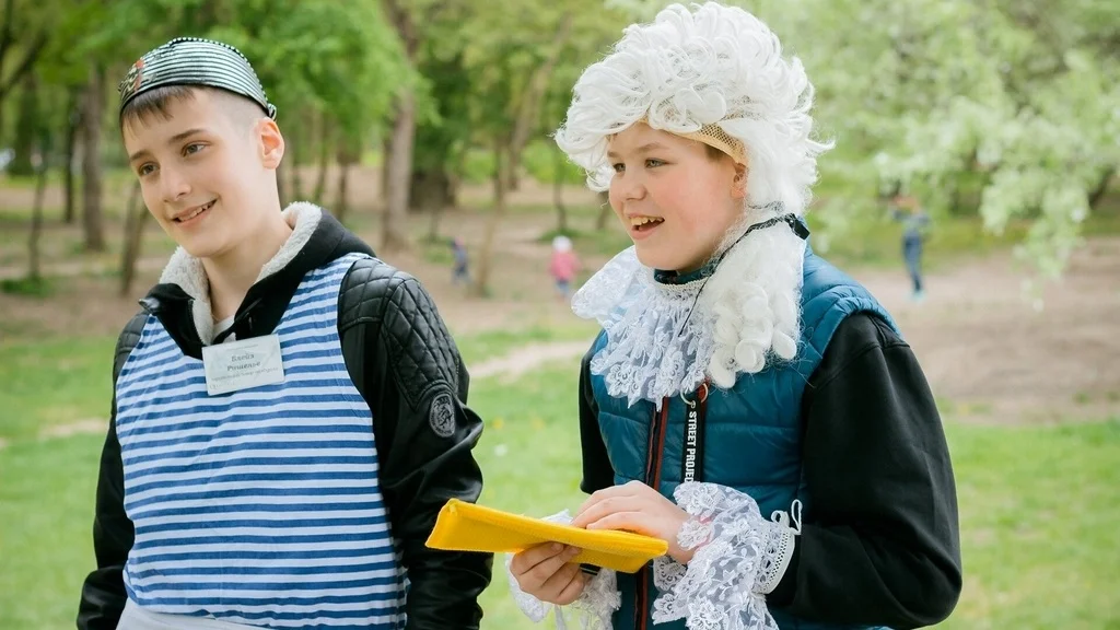 Квест на 23 февраля в школе «Завещание Флинта»: пленный лорд обещает аборигенам протекцию короля.